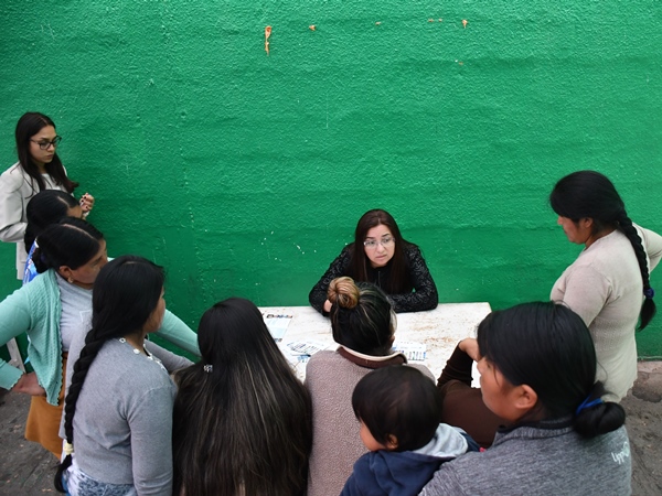 La jefa de Estudios, Karina Reyes, respondi&oacute; consultas de imputadas y condenadas de la c&aacute;rcel de Iquique.