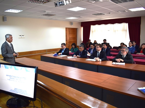 La exposici&oacute;n del ministro Roberto Contreras ante autoridades y funcionarios del Poder Judicial de Tarapac&aacute;.