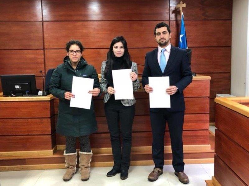 Camila Cruz, fiscal del Ministerio P&uacute;blico, y Pamela Alarc&oacute;n, jueza (S), junto a Alonso Herrera, defensor local de Cochrane.