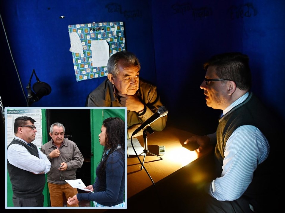 La entrevista se realiz&oacute; en el locutorio de radio "Estaci&oacute;n sin n&uacute;mero&rdquo;. En el recuadro, Gabriel Carri&oacute;n conversa con la directora de la emisora.
