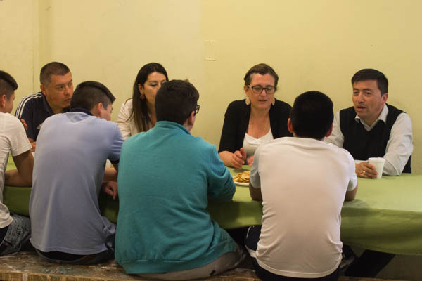 (Foto de archivo) Los profesionales de la Defensor&iacute;a est&aacute;n en permanente contacto con los j&oacute;venes internos.