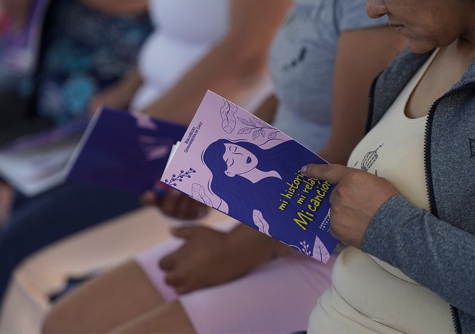(Foto gentileza Gendarmer&iacute;a) Una interna sostiene un ejemplar que re&uacute;ne las obras del concurso literario-musical intrapenitenciario.