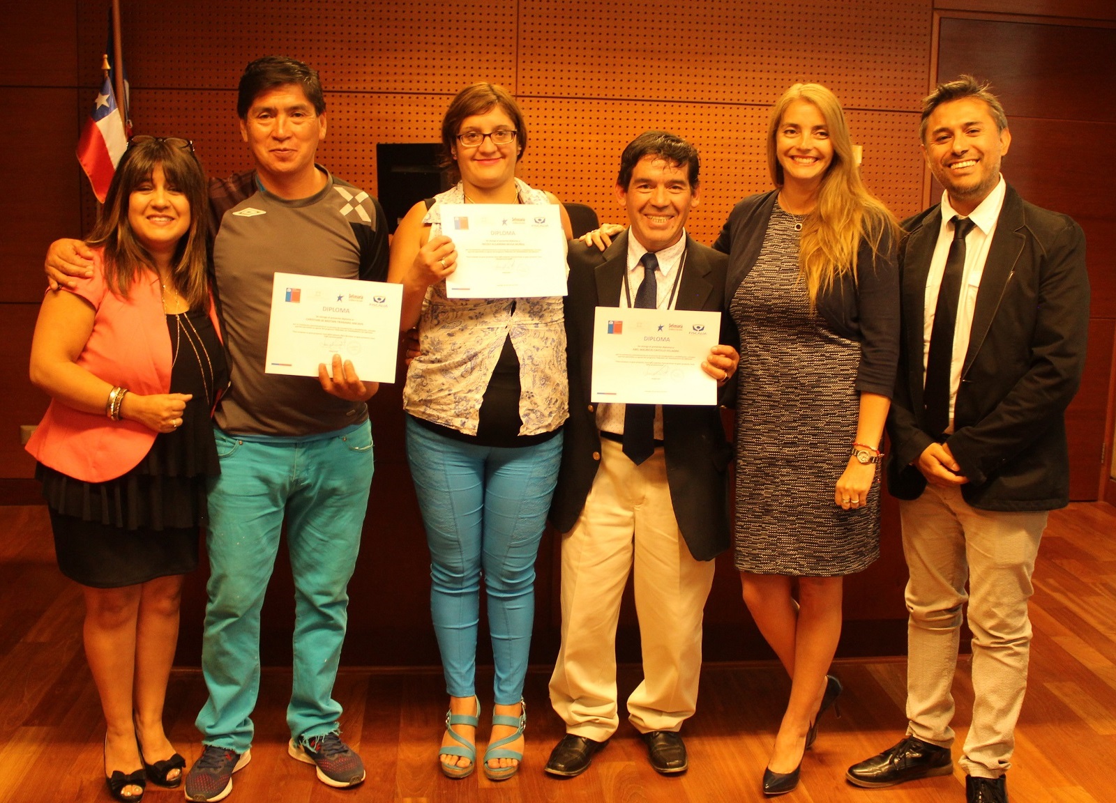 La fiscal Paula Rojas, la jueza Sandra Rojas y el defensor p&uacute;blico Andr&eacute;s Rojas junto a Cristi&aacute;n, Nicole y Abel, quienes se graduaron con &eacute;xito.