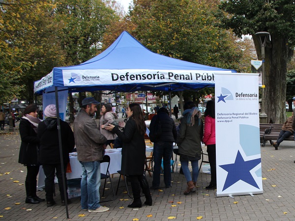 Profesionales de la Defensor&iacute;a del Biob&iacute;o respondieron las consultas del p&uacute;blico, que concurri&oacute; masivamente al encuentro.