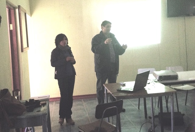 La facilitadora intercultural y el defensor local jefe de Calama durante la charla ante los comuneros de Coyo.