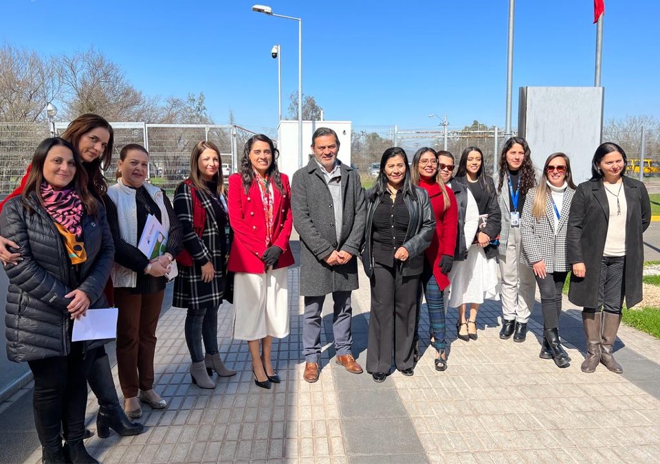 El equipo RPA de la DRMN junto a la directora regional (S) del Sename y a la delegaci&oacute;n hondure&ntilde;a.