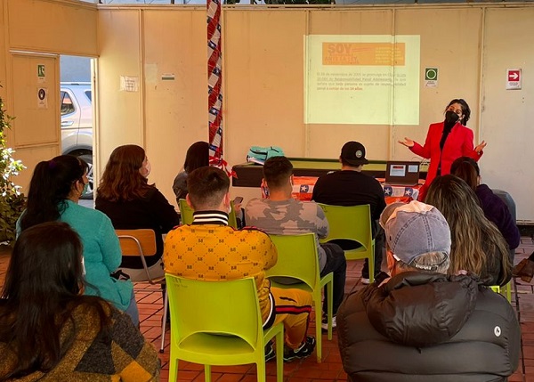 Familiares y j&oacute;venes infractores siguieron atentos la charla de la defensora p&uacute;blica juvenil.