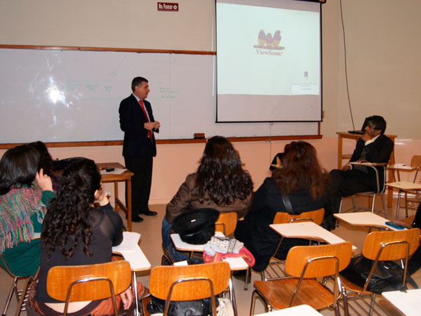 El jefe de Estudios de la Defensor&iacute;a Regional de Los R&iacute;os, durante su exposici&oacute;n ante los observadores y observadoras de derechos humanos.