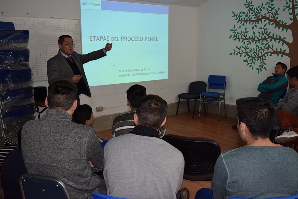El defensor juvenil Didier Torres durante su exposici&oacute;n ante los j&oacute;venes infractores de ley.