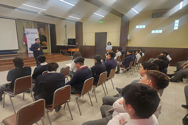 La exposici&oacute;n abord&oacute; los derechos de los j&oacute;venes, las medidas cautelares, las sanciones aplicables y el rol de la defensa penal p&uacute;blica.