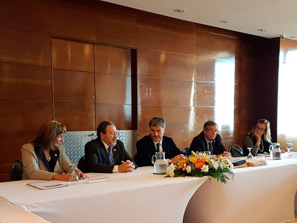 El Defensor Nacional, Andr&eacute;s Mahnke, observa al presidente de la Suprema Corte de Justicia de Uruguay, Jorge Chediak, al inaugurar el encuentro.
