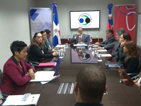 Marcela Werlinger y Guillermo Brice&ntilde;o aparecen a la derecha en la foto, junto al equipo que lidera Rodolfo Valent&iacute;n Santos.