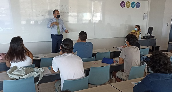 El abogado de la unidad de estudios, Cristian Miranda, les explic&oacute; los alcances de las defensas especializadas.