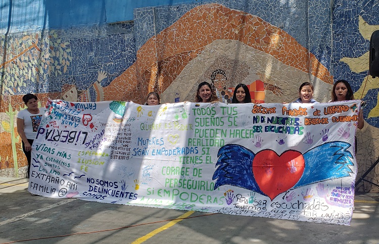 Las mujeres privadas de libertad en Calama expresaron sus sue&ntilde;os y sentimientos en un lienzo por el D&iacute;a Internacional de la Mujer.