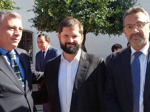 Defensor Nacional Carlos Mora Jano junto al Presidente de la Rep&uacute;blica Gabriel Boric y el Defensor Regional de &Ntilde;uble, Marco Montero.