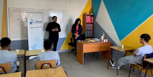 El equipo RPA de Atacama durante la abierta conversaci&oacute;n con los tres j&oacute;venes que cumplen internaci&oacute;n en r&eacute;gimen cerrado en Paipote.