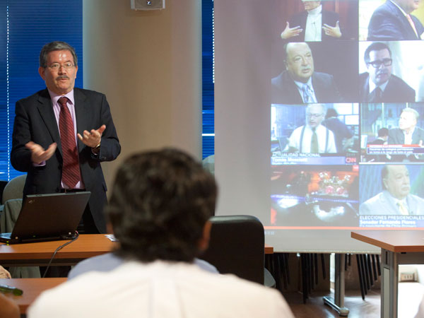El periodista Mario Aguilera, editor de CNN Chile, mostr&oacute; varios casos de buenas y malas vocer&iacute;as.
