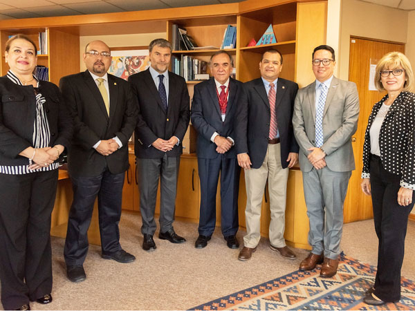 Al centro, el Defensor Nacional y el embajador Juan Pablo Lira, junto a los abogados hondure&ntilde;os que visitan el pa&iacute;s.