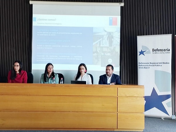 Maria Cristina Melgarejo y Felipe Norambuena durante su exposici&oacute;n en el seminario, realizado en la sede Concepci&oacute;n de la Universidad Andr&eacute;s Bello.