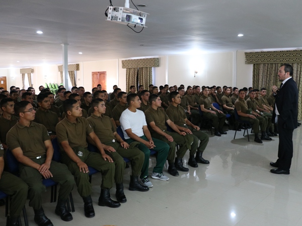 El Defensor Regional, Claudio G&aacute;lvez, junto a futuros carabineros de la Escuela de Formaci&oacute;n de Arica.