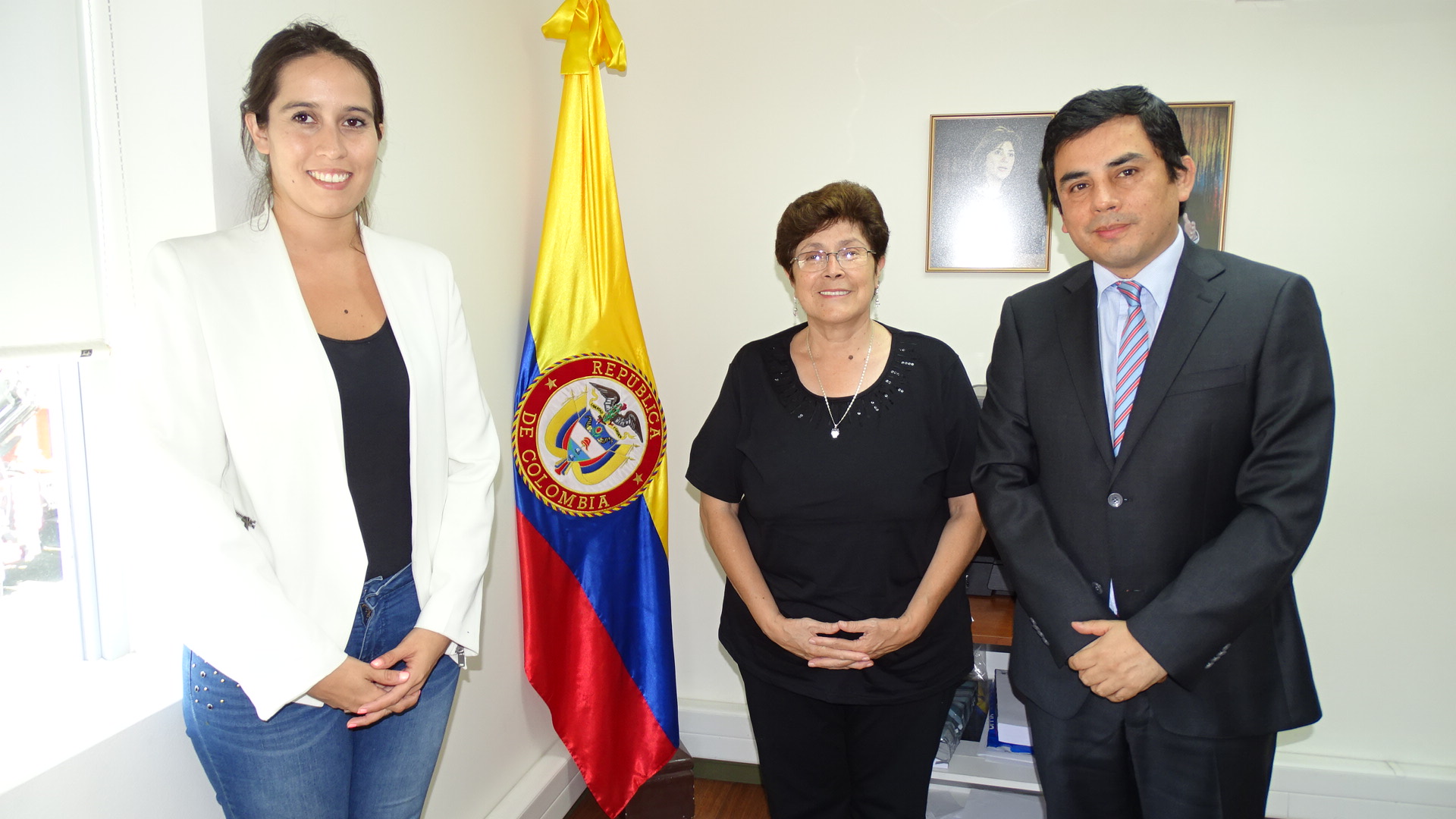 El Defensor Regional (S) junto a la C&oacute;nsul de Colombia y la defensora penitenciaria