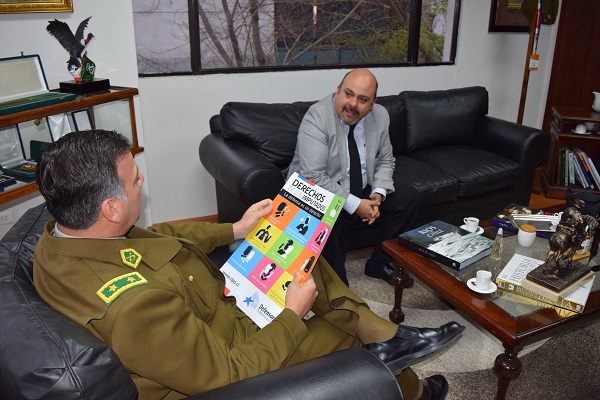El Defensor Regional, Jos&eacute; Luis Craig, hizo entrega de afiches sobre derechos del imputado al jefe zonal de Carabineros en el Maule. 