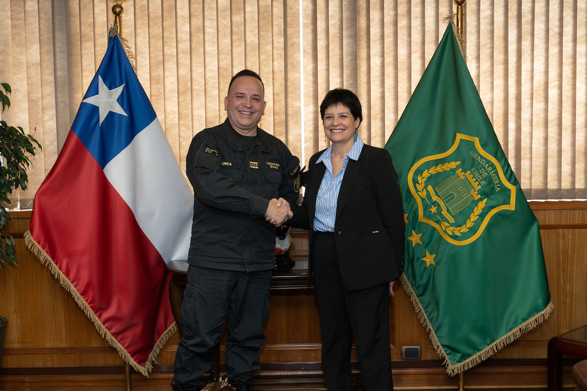 El director nacional de Gendarmer&iacute;a, Sebasti&aacute;n Urra, junto a la Defensora Nacional, Ver&oacute;nica Encina.