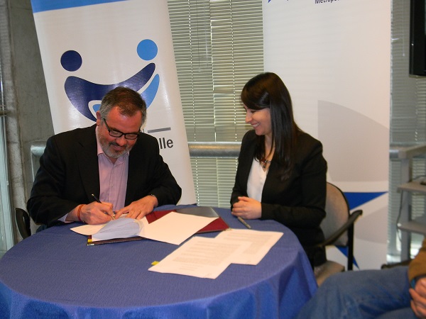 La Defensora Regional Metropolitana Sur y e presidente del directorio de la ONG "Gente de la Calle" firmaron convenio de colaboraci&oacute;n.