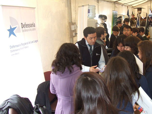 Cientos de personas visitaron el m&oacute;dulo de la Defensor&iacute;a en la Feria de Seguridad P&uacute;blica realizada en Puerto Montt