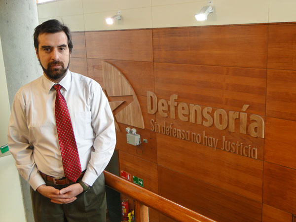 Juan Ignacio Lafontaine, jefe de Estudios de la Defensor&iacute;a Regional de Magallanes, dict&oacute; la charla junto a Paula Garc&iacute;a.