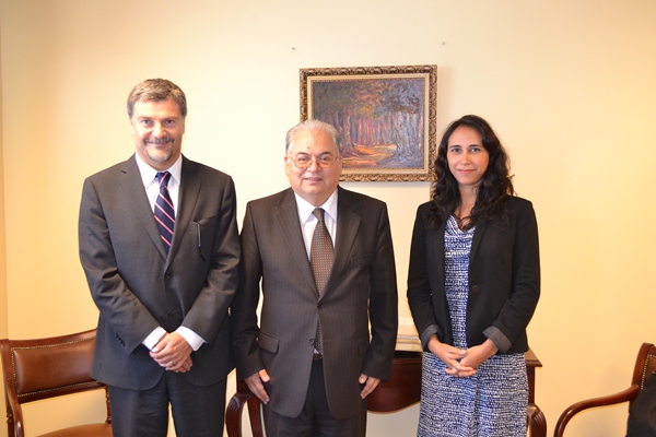 El Defensor Nacional, Andr&eacute;s Mahnke, y la Defensora Regional, B&aacute;rbara Katz, junto al presidente de la Corte de Apelaciones, Aner Padilla.