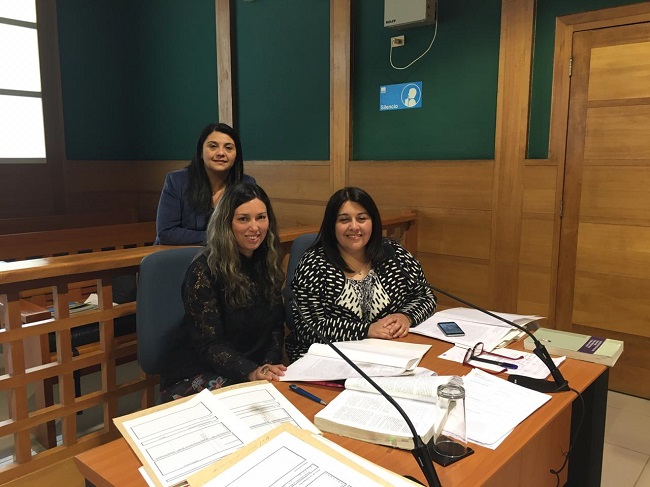 Las defensoras penales p&uacute;blicas Paola Segovia, Lucy Catal&aacute;n y Carolina Romero al finalizar las audiencias de control de detenci&oacute;n.