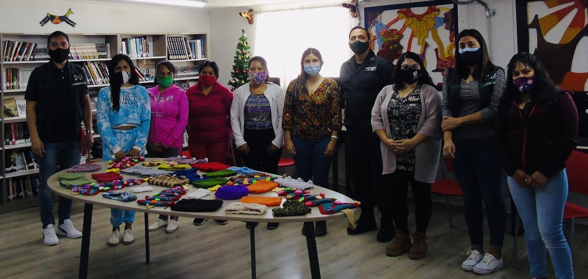 Las mujeres internas del CCP Copiap&oacute;, que participaron del taller de crochet, posan junto a la defensora Marsella Rojas y la profesora, Viviana Garc&iacute;a