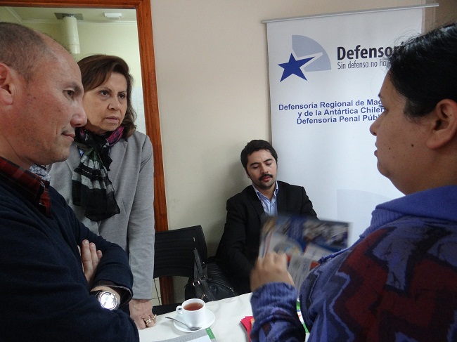 La Defensora Regional, Gustava Aguilar; el defensor local Pablo Santander y el defensor penal juvenil Richard Maldonado atendieron a los usuarios.