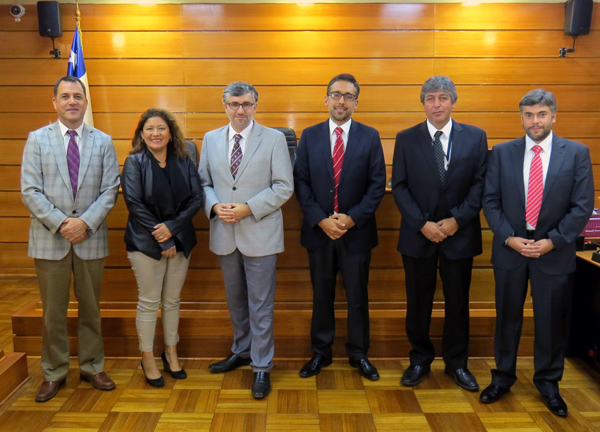 El equipo directivo de la Defensor&iacute;a de O'Higgins junto a los jueces del Tribunal Oral de Santa Cruz.