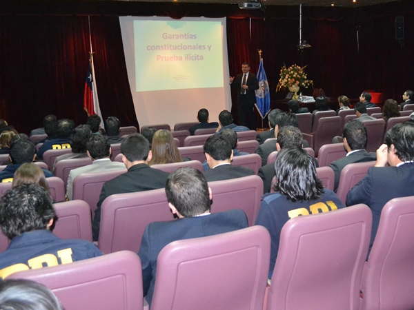 El Defensor Regional de Tarapac&aacute; expone en Auditorio de la PDI en Iquique.