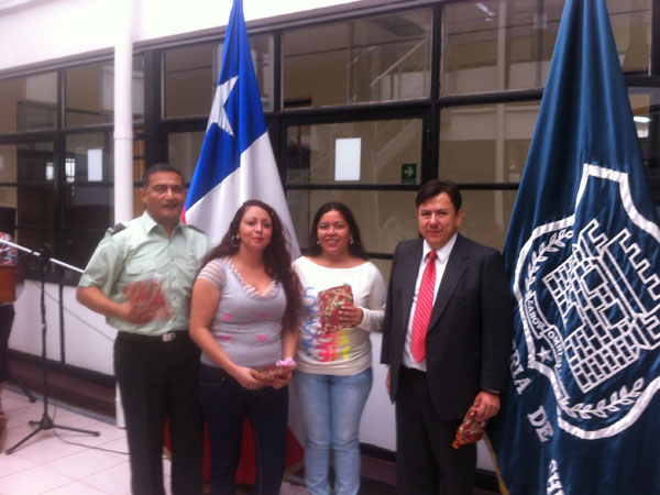El Defensor Regional Claudio Pavlic (derecha), junto a dos internas premiadas y un representante de Gendarmer&iacute;a.
