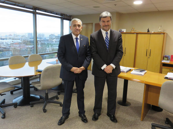 El nuevo director general de la PDI, H&eacute;ctor Espinosa (izquierda), junto al Defensor Nacional, Andr&eacute;s Mahnke.