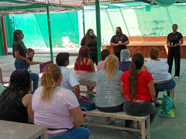 El equipo de defensa p&uacute;blica penitenciaria en su encuentro con las mujeres que cumplen condena en Iquique.