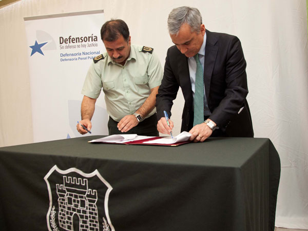 El convenio de colaboraci&oacute;n fue suscrito por el Defensor Nacional, Georgy Schubert, y el Director Nacional de Gendarmer&iacute;a, Marco Fuentes.