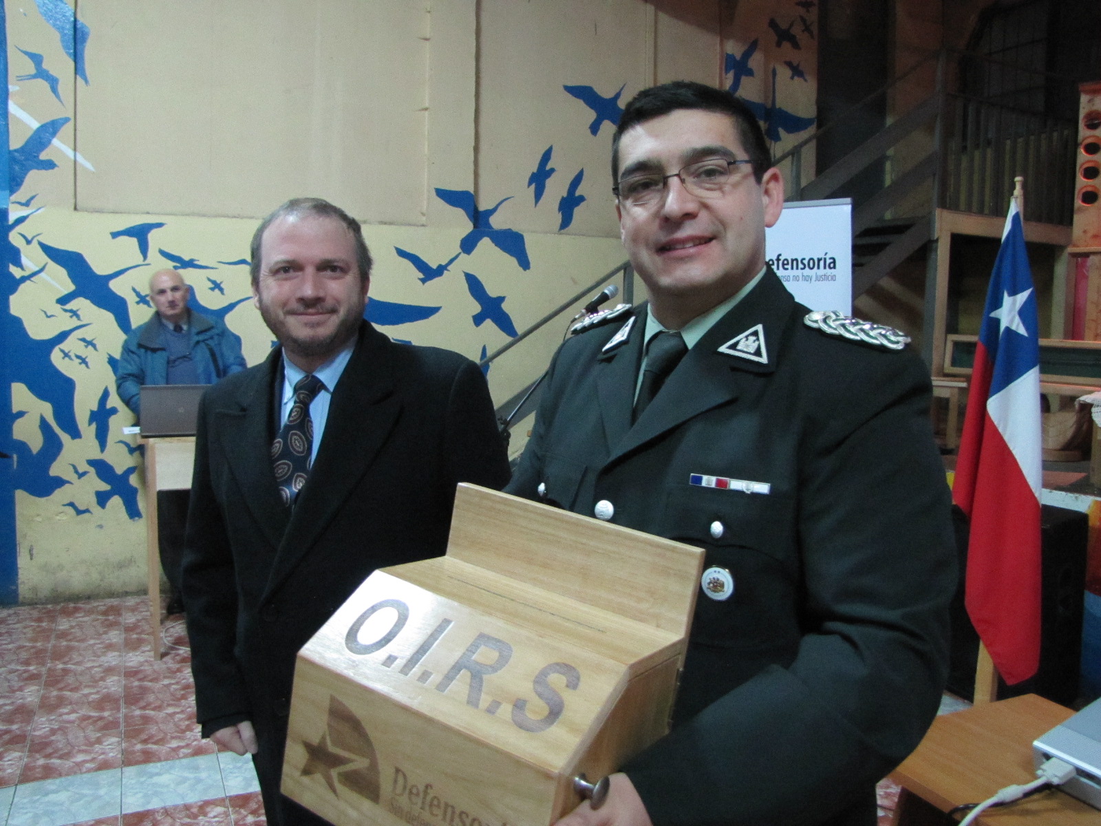 Fernando Acu&ntilde;a, Defensor Regional de Ays&eacute;n, junto al coronel Oscar Araneda, Director Regional de Gendarmer&iacute;a.