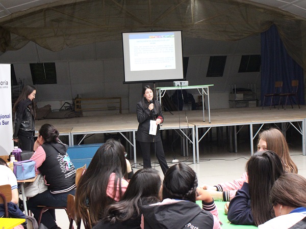Practicantes de la Defensor&iacute;a explicaron a estudiantes de ense&ntilde;anza media alcances de Ley de adolescentes. 