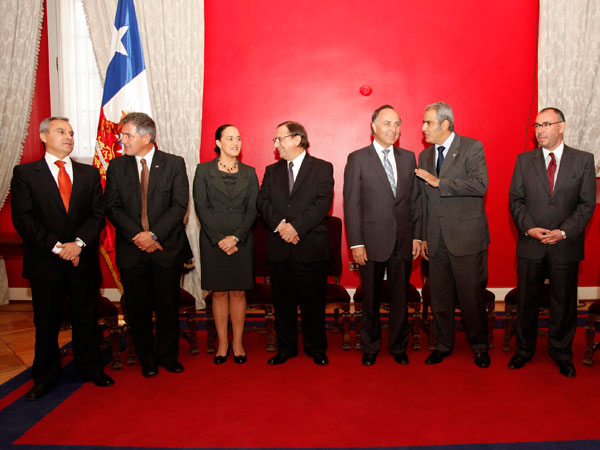 Directivos de distintas instituciones participaron en la firma del convenio. Georgy Schubert aparece al extremo izquierdo.