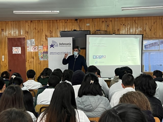 Los j&oacute;venes participaron activamente en la exposici&oacute;n del defensor p&uacute;blico Felipe Ahrens.