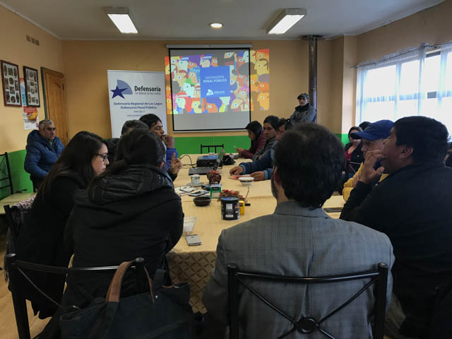 Los pescadores artesanales recibieron a la Defensor&iacute;a en la sala de reuniones de la caleta.