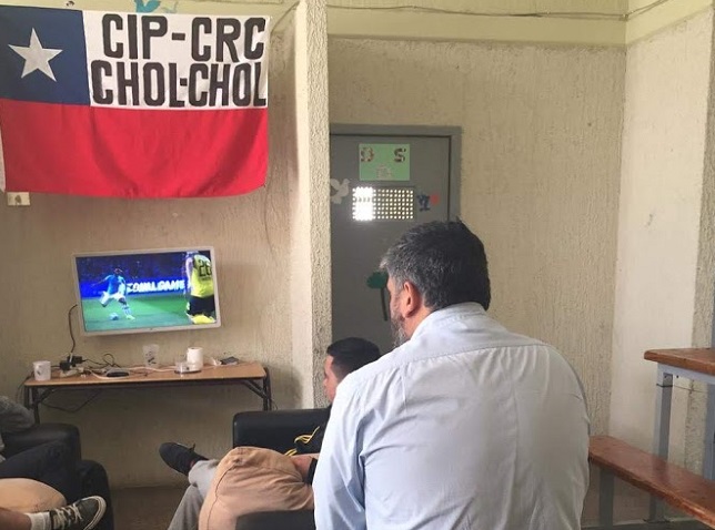 El defensor p&uacute;blico Irving Rodr&iacute;guez durante la conversaci&oacute;n con los j&oacute;venes en el centro del Sename en La Araucan&iacute;&shy;a.