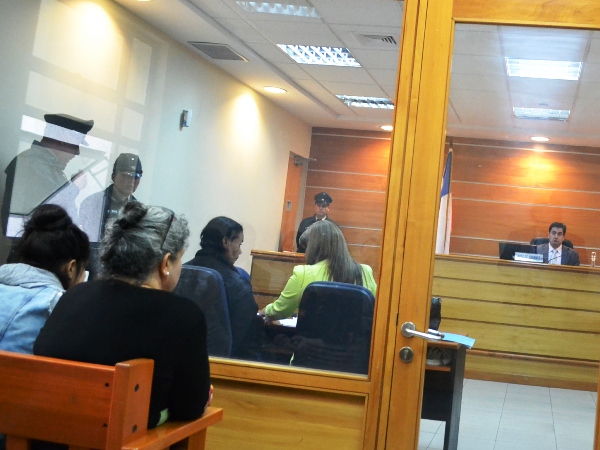 La defensora penal p&uacute;blica Paulina Aracena (de amarillo) le explica a la imputada su situaci&oacute;n procesal tras el pronunciamiento del juez de garant&iacute;a.