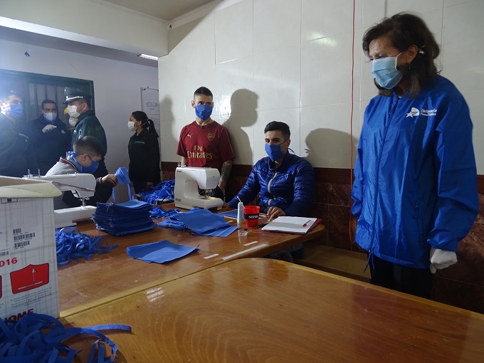 La Defensora Regional, Gustava Aguilar, durante una reciente visita a los internos del centro penitenciario de Punta Arenas.