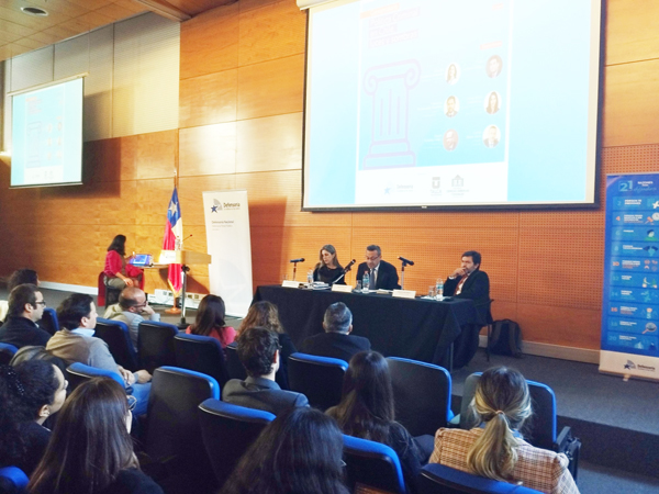 El Defensor Nacional y los acad&eacute;micos Mar&iacute;a Elena Santib&aacute;&ntilde;ez y Francisco Maldonado, en el primer m&oacute;dulo del conversatorio.