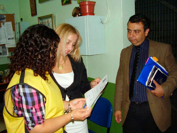 Karina Sep&uacute;lveda (en la imagen junto a los defensores p&uacute;blicos Ximena Silva y Nelson Cid) deber&aacute; enfrentar un segundo juicio oral.